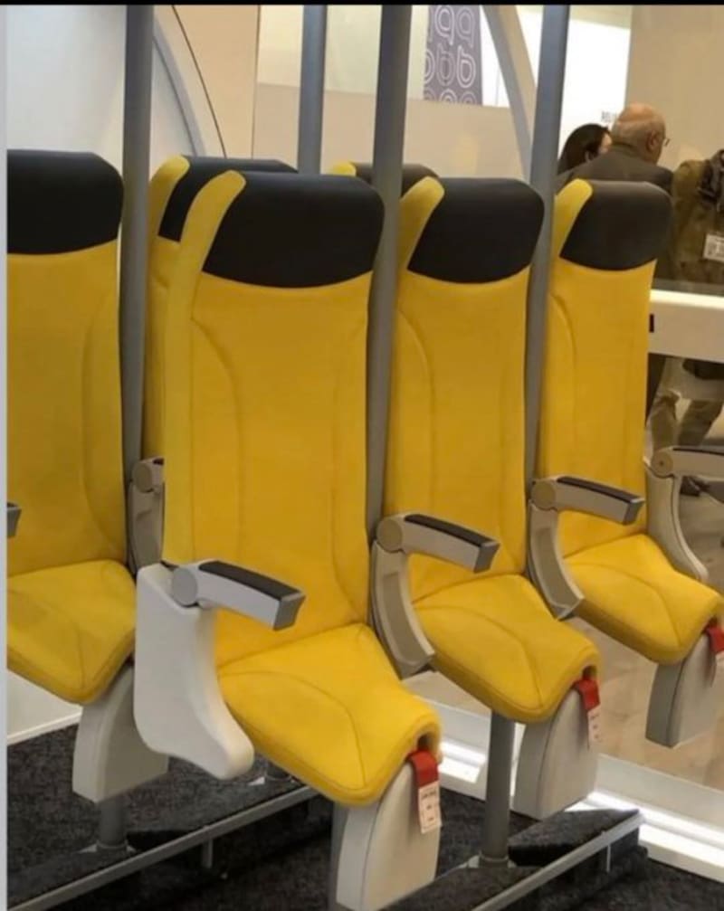 Aeolíneas, avión, asientos de pie.