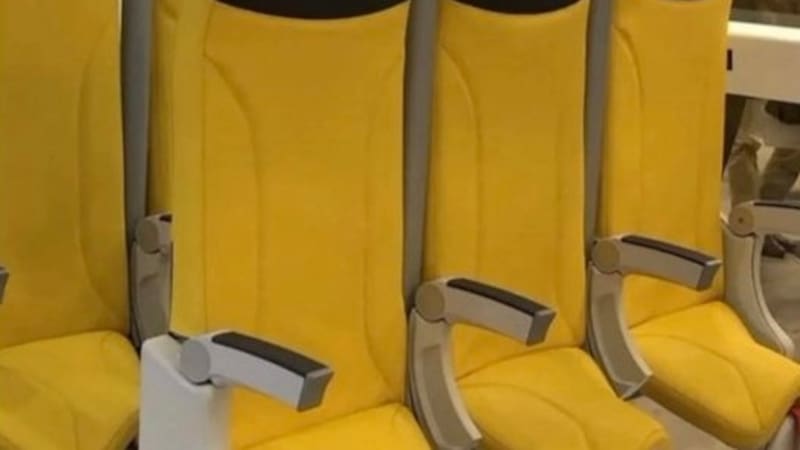 Aeolíneas, avión, asientos de pie.
