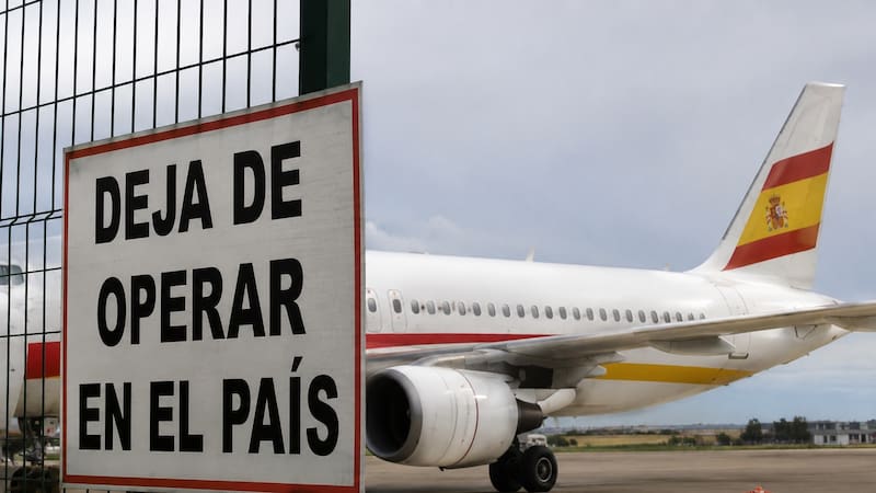 Los pasajeros con tiquetes comprados para viajar a España deberán revisar cambios, reembolsos y nuevas alternativas de vuelo.