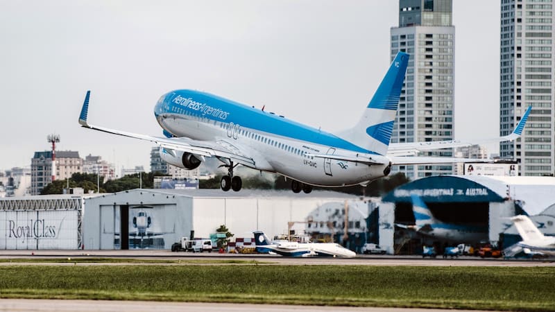 Vuelos suspendidos y cambios de horario en Ezeiza: las 14 aerolíneas afectadas por las obras.