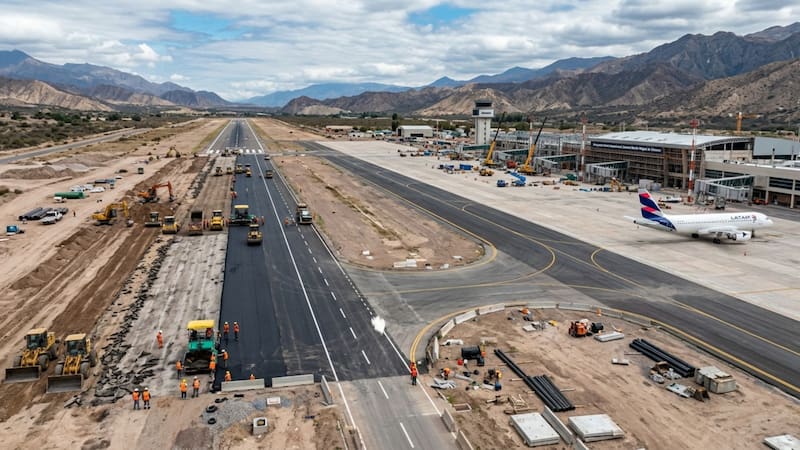 Tras años de abandono, transformaron un aeropuerto que será clave para el turismo de nuestro país: permitirá aumentar el volumen de vuelos y pasajeros día a día. (Imagen ilustrativa generada con IA)