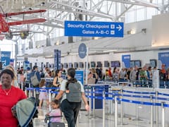 Estados Unidos dejará salir y entrar a los estados a quienes tengan el ID vencido: pero solamente si el viajero aparece en esta lista