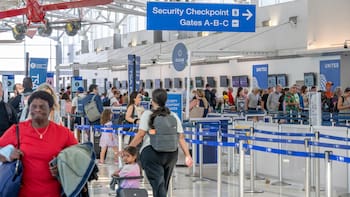 Estados Unidos dejará salir y entrar a los estados a quienes tengan el ID vencido: pero solamente si el viajero aparece en esta lista