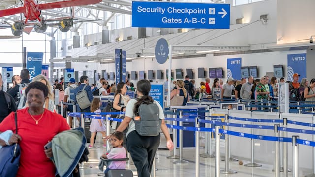 Estados Unidos dejará salir y entrar a los estados a quienes tengan el ID vencido: pero solamente si el viajero aparece en esta lista
