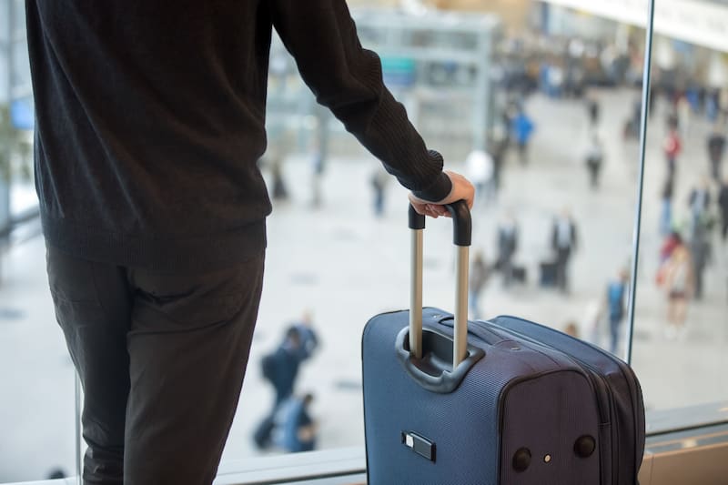 España prohibirá el ingreso y salida del país a ciudadanos y extranjeros que posterguen este trámite con su pasaporte. (Fuente: Freepik).