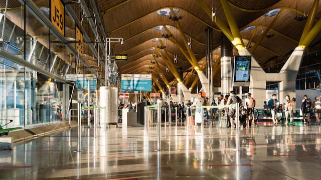 España cerrará 2025 próximo a los 100 millones de turistas extranjeros, según el sector