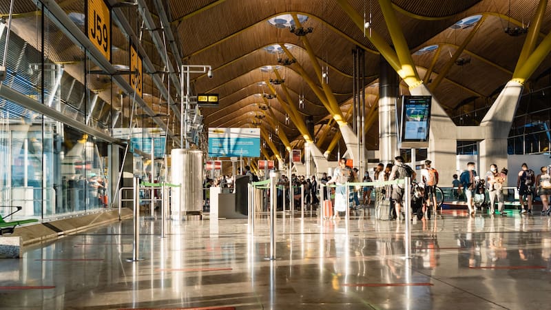 España rozará los 100 millones de turistas extranjeros en 2025. El sector prevé cifras récord, pero reclama inversiones para mantener la competitividad.