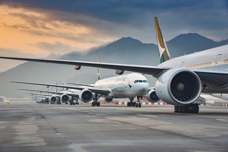 Antes de despegar, el avión puede permanecer detenido en la pista mientras la tripulación completa las comprobaciones y espera la autorización correspondiente. Fuente: Shutterstock
