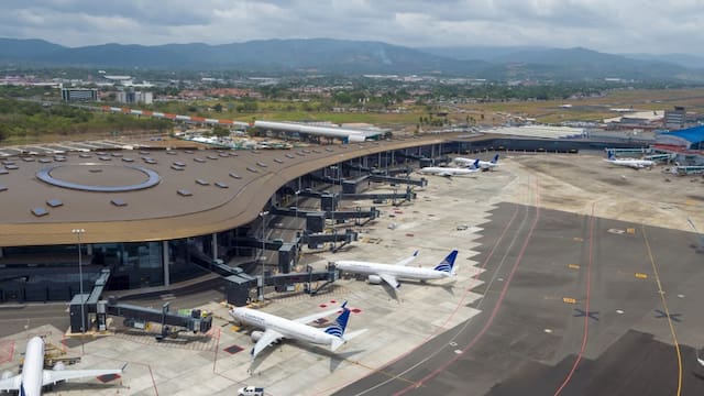 Primer vuelo con uruguayos varados en Panamá partió desde Tocumen