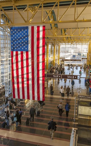 Estados Unidos rechazará todos los pasaportes sin esta hoja: puedes perder el vuelo y hasta ser negado en inmigración