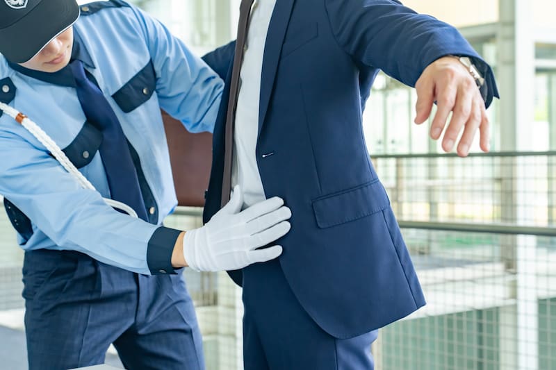 La TSA prohíbe transportar armas de fuego en el equipaje de mano y exige condiciones estrictas para llevarlas en vuelos hacia o dentro de Estados Unidos.