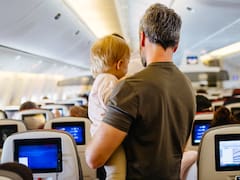 Los nacidos entre 2008 y 2026 no tienen que presentar una Real ID ni alternativas aceptables en ningún aeropuerto para volar dentro del país: qué es lo que sí deben hacer