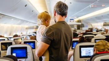 Los nacidos entre 2008 y 2026 no tienen que presentar una Real ID ni alternativas aceptables en ningún aeropuerto para volar dentro del país: qué es lo que sí deben hacer