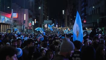 Todos quieren su bandera: la argentina es finalista del Mundial e impulsa un boom de consumo albiceleste