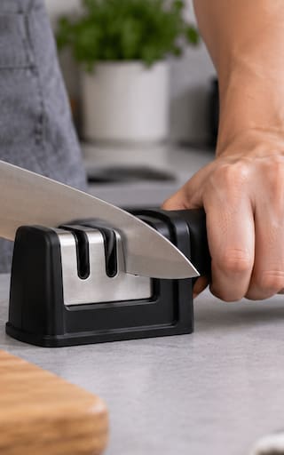 Pocos lo saben | Cómo afilar un cuchillo de cocina en casa: el método rápido y sencillo para cortar con mayor seguridad