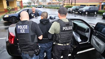 ICE se esconde: ahora pueden dar pena de cárcel a cualquier ciudadano que filme o tome fotografías de los agentes cuando están trabajando