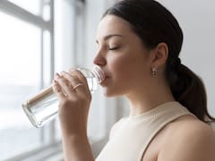 Beber agua al despertarse por las mañanas: por qué lo recomiendan y para qué sirve