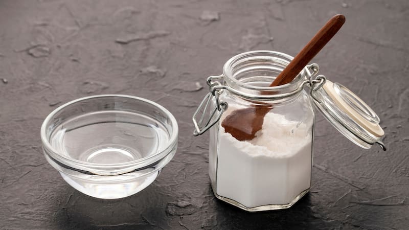 Mezclar bicarbonato con agua oxigenada, un truco casero.