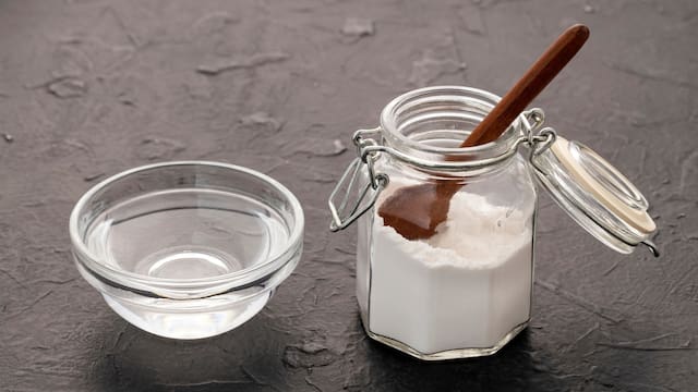 Mezclar sal y bicarbonato: para qué sirve este sencillo truco de limpieza recomendado por especialistas