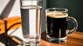 Para qué sirve tomar un vaso de agua antes del café y por qué todos lo recomiendan