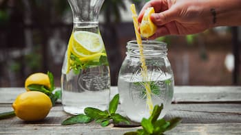 Tomar agua con limón en ayunas: cuáles son los beneficios y por qué lo recomiendan