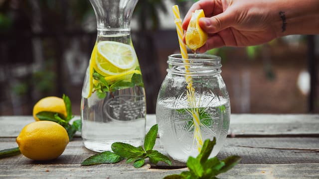 Tomar agua con limón en ayunas: cuáles son los beneficios y por qué lo recomiendan