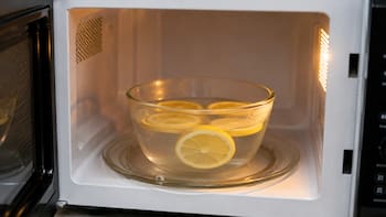 Calentar agua con limón en el microondas: para qué sirve y por qué se recomienda tanto