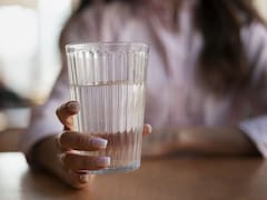 Tomar un vaso de agua con sal al día: para qué sirve y por qué recomiendan hacerlo