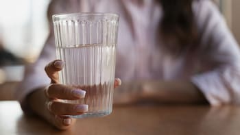 Tomar un vaso de agua con sal al día: para qué sirve y por qué recomiendan hacerlo