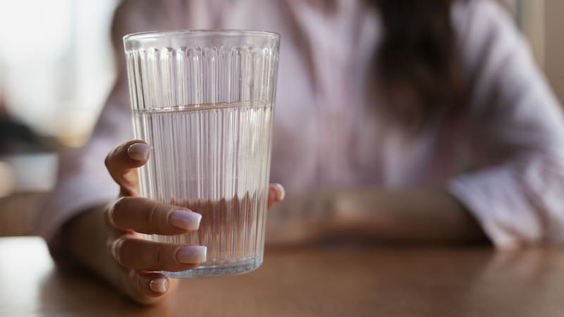 Tomar un vaso de agua con sal al día: para qué sirve y por qué recomiendan hacerlo