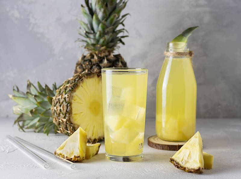La cáscara de piña contiene nutrientes y compuestos naturales como potasio, vitamina C y bromelaína.