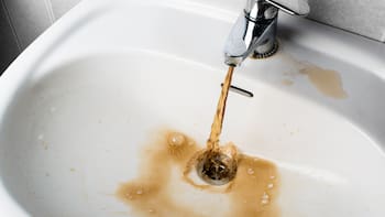 Adiós agua de la canilla para cocinar: autoridades confirmaron que algo peligroso viaja por las tuberías y que hervir el agua ya no sirve de nada