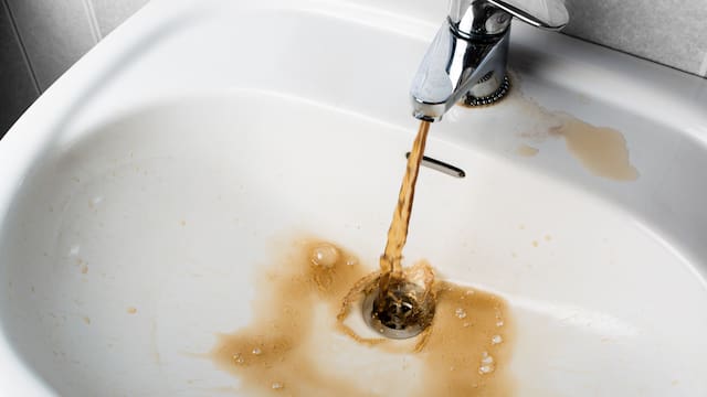 Adiós agua de la canilla para cocinar: autoridades confirmaron que algo peligroso viaja por las tuberías y que hervir el agua ya no sirve de nada