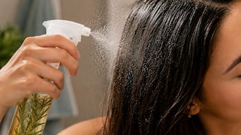 Preparar y rociar agua de romero en el cabello: para qué sirve y por qué lo recomiendan