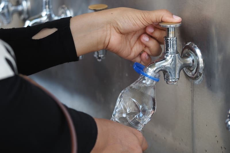 Proyecto de reforma de ley para que productores y organizadores de eventos garanticen el agua gratis y una canasta básica del consumidor.