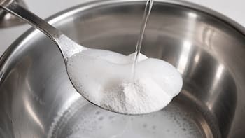 Mezclar bicarbonato de sodio y agua oxigenada: para qué sirve y por qué recomiendan hacerlo