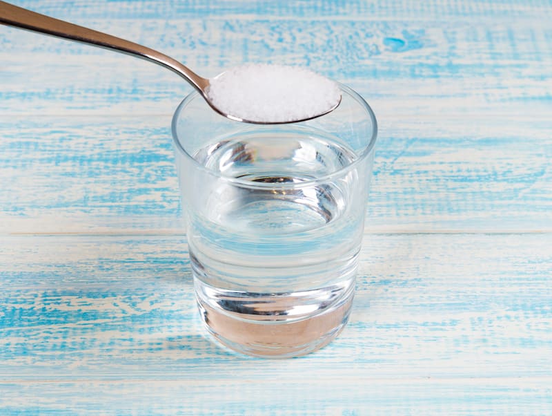 El método casero del agua oxigenada con sal es clave para eliminar las manchas de la ropa