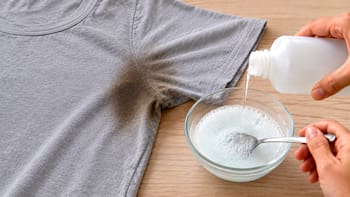Mezclar agua oxigenada con detergente para quitar manchas de desodorante: cómo hacerlo y por qué lo recomiendan