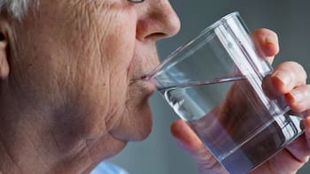 Cuánta agua hay que tomar por día para cuidar la presión arterial