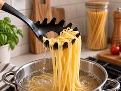 Para qué sirve el agujero que tienen las cucharas para cocinar y cómo se puede aprovechar