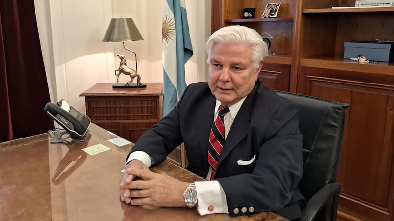 El senador libertario por CABA y economista Agustín Monteverde en su despacho