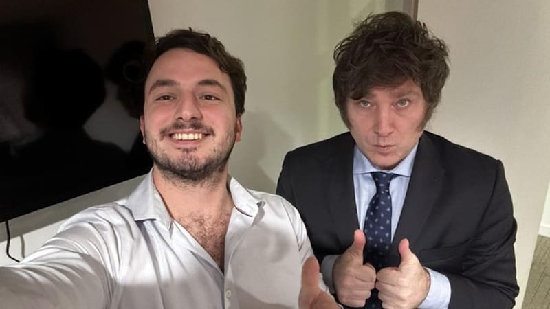 Agustín Romo junto a Javier Milei.