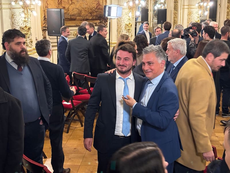 Agustín Romo y Sebastián Pareja en la jura de Diego Santilli como jefe de Gabinete | Foto: https://x.com/NicoJPalermo/status/2072071597117096174/photo/1