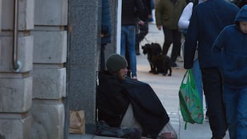 Esta ciudad de Estados Unidos quiere “limpiar las calles” de las personas sin hogar: comenzaron operativo de detenciones y citaciones