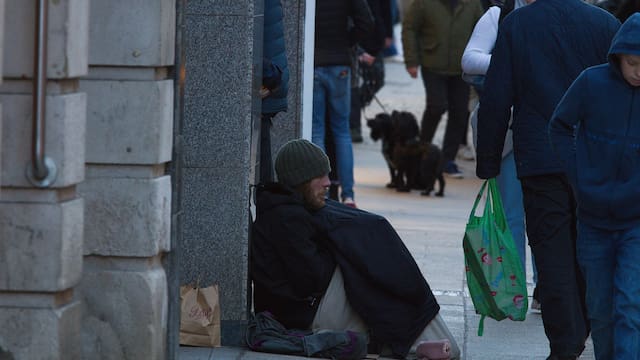 Esta ciudad de Estados Unidos quiere “limpiar las calles” de las personas sin hogar: comenzaron operativo de detenciones y citaciones