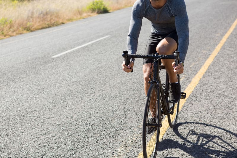 El ciclismo se posiciona entre las actividades más completas para fortalecer el sistema cardiovascular, estimular el cerebro y mejorar el bienestar general (Fuente: Freepik).