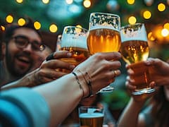 Oye, cantinero... Esto es lo que vale en dólares la terapia colectiva en los bares mexicanos, según Oxford Economics