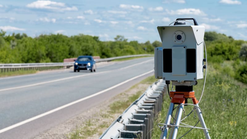 Confirmado por la DGT: multarán con 200 euros a todos los conductores que incumplan esta norma, a partir de octubre. (Fuente: Shutterstock).