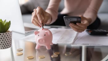 La paradoja del ahorro: qué pasa con una economía cuando todos los hogares recortan gastos a la vez