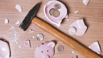 La paradoja del ahorro: 2 de cada 3 argentinos resignan consumos, pero un sector “tapado” logra guardar dinero